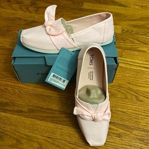 New in box Toms classic Spanish Villa Crosshatch Linen/bow. Light pink color